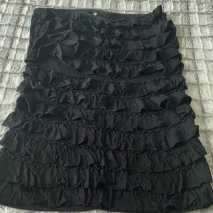 svart party topp storlek S och M - fin svart party topp som inte kommer till använding för mig!! den har storlek S men passar även mig som har storlek M! den är justerbar med fint material så dm först för intresse och diskutering av frakt :)) (fint skick, inga skador!)