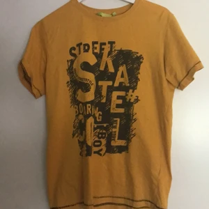 Skate tröja - En tröja som de står skate på som passar för 12-13 killar och tjejers 