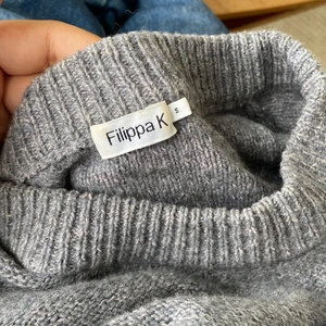 Ulltröja från Filippa K strl S - En grå ulltröja från Filippa K. 63% ull, 22% bomull och 15% nylon. Varm och skön. Använd men i bra skick. Lite kortare i modellen.