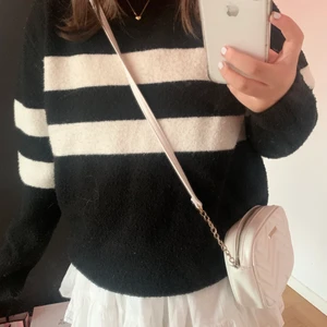 glitter handväska - fint skick, knappt använd, jag köpte den för ca 150-200 kr, säljer den för 60 kr inklusive frakt ❤️