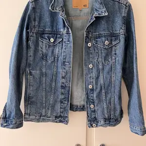 Jeansjacka i strl XS, denimblå från Lager157. Använd 1 gång, säljer pga för liten för mig. 