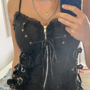 Korsett i sthlmstil! - Stockholmsstil korsett! 💕 Högst bud gäller! Har knytit den slarvigt på bilden! Går egentligen hela vägen upp!