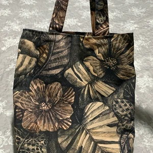 Hemmagjord tote bag, oanvänd! - Den är helt ny (gjord för cirka 30 minuter sen med tyger från secondhand) , oanvänd, hemmagjord. Den har en stor ficka men även en liten på insidan av väskan.