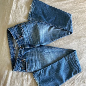 Lågmidjade levis jeans - Lågmidjade Levis i modellen 545 - bra skick. Kontakta för mer frågor!🫶🍁🌼❤️ vid många intressen kan bud läggas i kommentarerna, så var snabb om du vill köpa🤨💋
