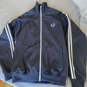 Svart Fred perry kofta - Storlek S killstorlek. Funkar unisex. Sitter oversize på mig som är S i kvinnostorlek och är 167. 