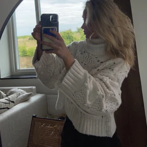 Finaste stickade tröjan!! - Säljer den finaste krämvita tröjan. Den är storlek S från zara. Kragen är stretchig och inte  tajt som vissa andra kan vara. Säljer pga rensar min garderob men denna har varit en stor favvis🫶🏽