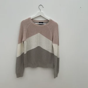 Stickad tröja - Stickad tröja i vitt, beige och grått från .Object, köpt från Bubbleroom, strl S, knappt använd