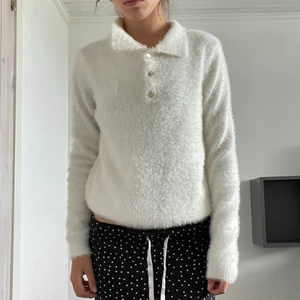 Tröja - En jätte mjuk detaljerad tröja! Guldknappar och krage. Det mjukaste plagget jag äger men kommer ej till användning. Köpt på en jeansaffär för 500kr 😁