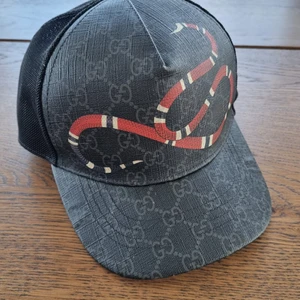 Gucci keps - Säljer en Gucci keps, nyskick. Köpte till min son men det var fel modell. Medium