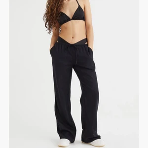 linnebyxor  - Jag säljer dessa oanvända linnebyxor för de var för korta i benen och råkade ta av prislappen.. Köpa för 150kr på hm. Skriv vid intresse! 