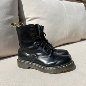 Dr. Martens - Säljer de hära jäettesköna och snygga dr martens som är parfäkta för hösten! De är storlek 37, om du vill ha mer bilder skriv privat. Tryck inte på köp nu kontakta mig istället🍁🎸❤️