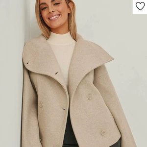 Beige höstjacka - Säljer denna enormt snygga beiga höstjacka som är köpt förra året. Nypris på jackan är 1679;- men jag säljer för 799🥰 🥰 Hör gärna av er vid frågor eller fler bilder! Väldigt många intresserade småstartar en budgivning❤️‍🔥
