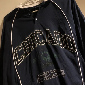 Marinblå långärmad tröja med tryck - Knappt använd, nyskick! Storlek XS herr (S dam)