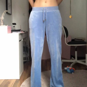 Ljusblåa juicycouture byxor - Supermjuka och fina juicy couture byxor. Köptes i Irland och de finns inte i Sverige. Säljer pga att jag inte använder kläder i den färgen så mycket. Innerbenslängd: 80cm Midjemått: 78cm Buda eller köp direkt för 500kr