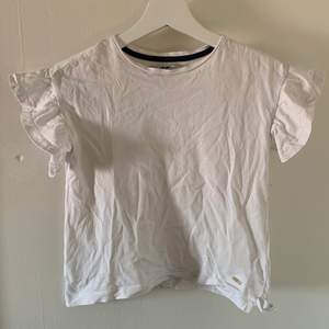 Säljer denna gulliga tröja från Kappahl med volang vid ärmen. Storlek 134/140. 💫
