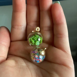 Det är en berlock❤️ - Det är en berlock med massa paljetter i❤️❤️