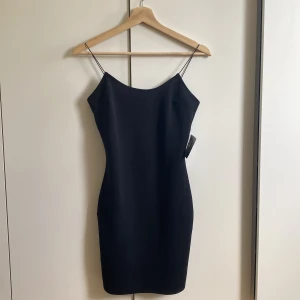 Klänning - Klänning från Nelly, aldrig använd med lappar kvar. Står strl S men skulle säga XS