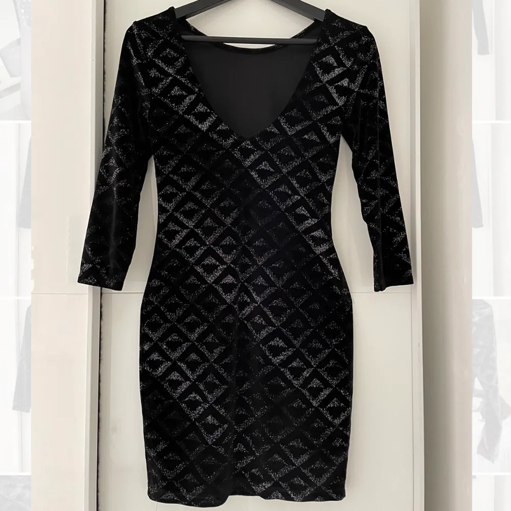 svart glitttig klänning med djup rygg, strl 36. Klänningar.