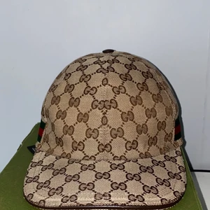 Gucci keps - Säljer min Gucci keps i super fint skick och är bara använd ett par gånger. Tillbehör ingår kvitto, dustbag och box. 10/10 Skick, Storlek XL passar även mindre. Tar emot sköna byten