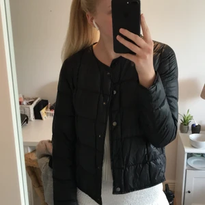 Jacka - Fin mörkblå vårjacka från Åhléns, köpt för några år sedan men endast använd ett fåtal gånger. Skickas med spårbar frakt för 66kr🌟