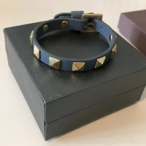Armband  - Säljer detta armband som liknar det populära valentinoarmbandet. Köpt på aboutyou för 399kr, dock slutsålt. I fint skick 🌟 frakten kostar 26kr