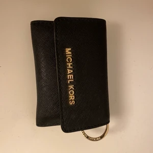 Plånbok - Inte använd mycket så i fint skick! Inga defekter. Svart skinn m. guldiga detaljer. Vid frågor vänligen skicka ett pm.