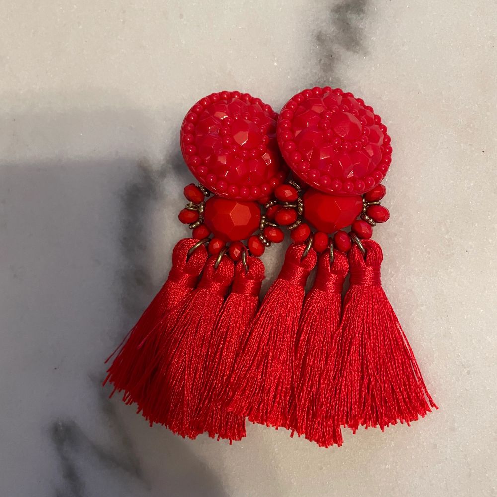 Röd Röda örhängen med fransar H&M | Plick Second Hand