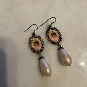 Örhängen H&M - Säljer dessa godingar! De är så stilrena!! Har en vintagevibe - ser inte alls ut som H&M