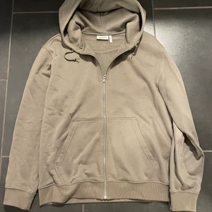 Weekday zip tröja - Weekday zip tröja i mörk grön, nyskick. Köparen står för frakt (60kr)! 