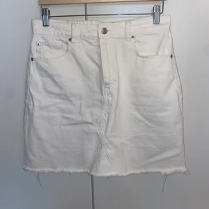 Jeanskjol, strl 40 - Vit jeanskjol från bikbok. Storlek 40