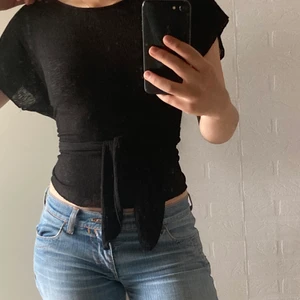 zara topp - jättefin topp från zara i storlek S men passar även Xs och M beroende på hur man vill att den ska sitta, säljer pga kommer inte till användning. Den kan knytas på olika sätt och passar perfekt till sommaren(luftigt material). På sista bilden ser man att sömmen gått upp lite på kanten av tröjan men det är ingenting som syns mycket! Därav lågt pris:)