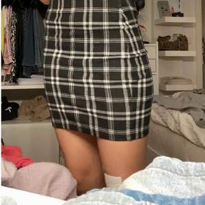 Jättefin kjol jag bara testat men säljer eftersom jag inte gillar att ha kjol allmänt🤍 storlek xs-s skulle jag säga. Perfekt till sommaren!!💘