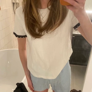 Söt tshirt - Så söt och somrig topp från Zara. Slutsåld. Strl s men sitter som en xs. Aldrig använd. Buda💞😚 