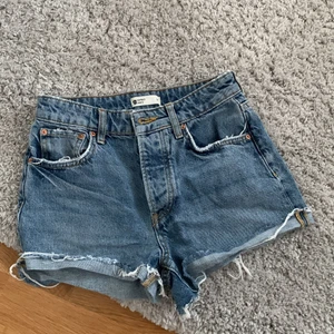 Gina jeans shorts  - Mörkblå midrise shorts i stl 34. Jättebra passform!! Skriv för bättre bilder. Betala frakt själv💗💗