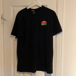 En fin svart t-shirt i storlek L från ellesse.