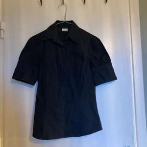 Blus från Gina tricot - Supersöt blus från Gina tricot! Använd ett fåtal gånger. Möts upp i Malmö eller fraktar🖤