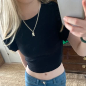 Zara topp - Säljer denna perfekta sommar topp! Så fin och aldrig använd! KÖPAREN står för frakt, börjar priset på 80kr, om många är intresserade så startar jag en budgivning. Köp direkt för 110kr+frakt💗