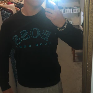 Hugo Boss tröja herr M - Riktigt skön tröja från Hugo Boss. Köpt 2020 för ganska mycket pengar. Storlek L men sitter precis som M eller vissa stora S. Den är i väldigt fint skick, aldrig tvättad eller max 1 tvätt. Luftad och försiktigt omhändertagen! mvh Love