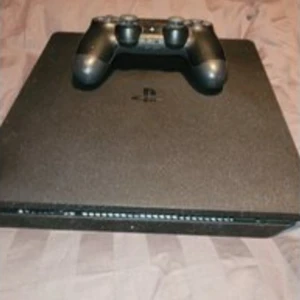 Ps4 med fungerande handkontroll - 1 år gammal men knappt använt.