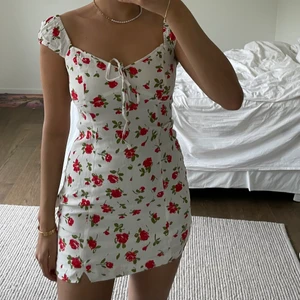 SOMMAR KLÄNNING - Super fin somrig klänning!! Fint skick, passar mig utmärkt som är en S 