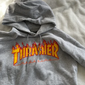 Trasher hoodie  - Nypris 1249kr. Använd vid två tillfällen så nyskick. Storlek Small.   Frakt 66kr.