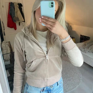 Juicy Couture - Juicy hoodie i färgen Warm Taupe i storlek S. Änvänd några gånger men är i nyskick. Säljer vid ett bra bud eller köp direkt för 800kr, (kan tänka mig att byta för ett par byxor i xs i typ vilken färg som helst) Köparen står för frakt💓💓