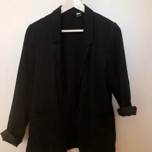 Svart blazer - Svart tunn blazer från H&M. En helt vanlig kavaj som passar till ALLT. 