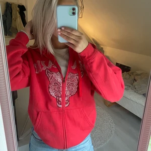 Rinestone hoodie - En rhinestone hoodie från PAAW i storlek S. Den är i fint skick och inga stenar har trillat av. Köparen står för frakten💓💓