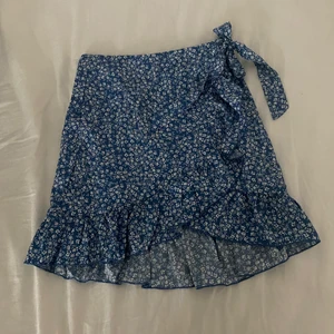 Sommarkjol - Jättefin sommarkjol, bra material. Dock för liten för mig, tog M men skulle tagit L. Köparen står för fraktkostnaden och priser går alltid att diskuteras!