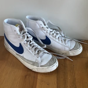 Nike Blazer mid 77 - Nike Blazer mid 77 i vit och blå. Inte använda så mycket men tecken på användning finns. Nypris är ca 1100 kr men jag säljer dem för 190 kr. Storlek 40 och de är 25 cm långa. Tvättar dem innan jag skickar 🥰