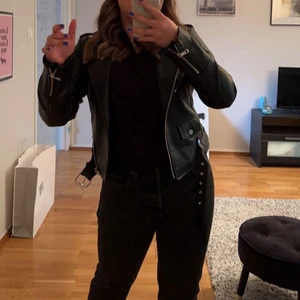 skinnjacka  - skinnjacka från pull and bear i storlek M (liten i storlek) passar bättre XS/s!  köptes på zalando för 559kr  slutsåld i storlekar därav är priset fast då många är intresserade☺️ jackan är i superbra skick precis som ny! använd max 2 gånger! 