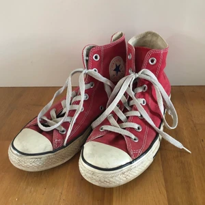 Röda converse - Röda converse jag köpte på Sellpy. ❤️ helt ok skick