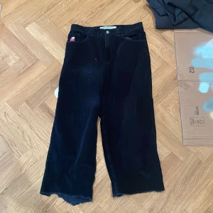 Polar skate co. Bigboy pants chords svart - Byxorna är storlek s men har klippt dom ungefär 4-7cm skulle jag säga så dom passar ungefär från 165-175
