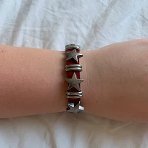 Rött armband - Rött armband med stjärnor⭐️🖤 Aldrig använt.  Tryck gärna på ”köp nu”💗